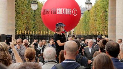 La chanteuse Emily Loizeau lance le 6 septembre l'"Appel du Palais Royal" en soutien à la directive droits d'auteur, entourée de personnalités du monde de la culture.
 (Lionel Pagès)