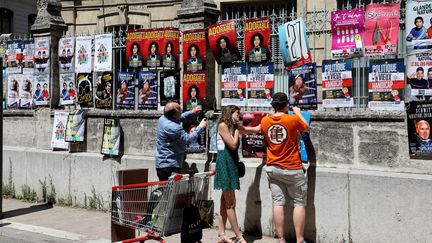 Des compagnies du festival OFF d'Avignon accrochent des affiches de leurs spectacles dans les rues de la ville, le 5 juillet 2021. (CYRIL HIELY / MAXPPP)