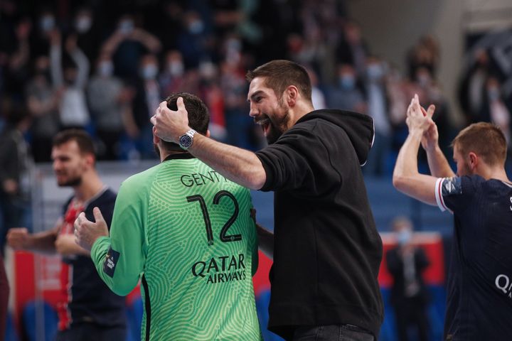 Nikola Karabatic célèbre avec Yann Genty la qualification du PSG en demi-finales de la Ligue des champions après sa victoire contre Kiel, le 19 mai 2021. (YOAN VALAT / EPA)