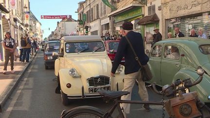 La ville de Briare a accueilli ce week-end la deuxième édition des bouchons de Briare. Un événement nostalgique autour de la Nationale 7 avec 300 voitures d’époque.