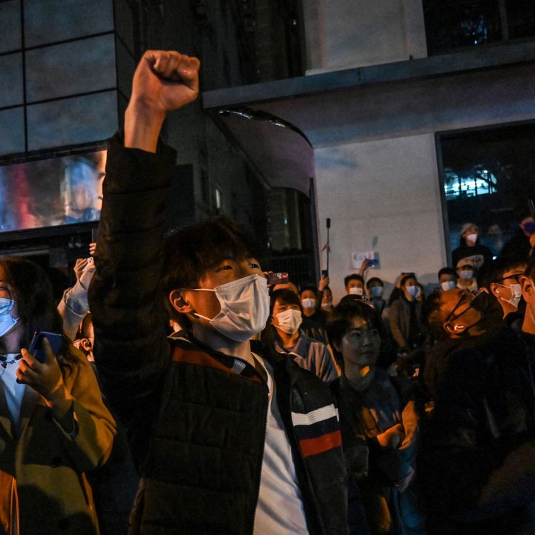 Des manifestants chantent des slogans contre la politique "zéro Covid", à Shanghai, en Chine, le 27 novembre 2022. (HECTOR RETAMAL / AFP)