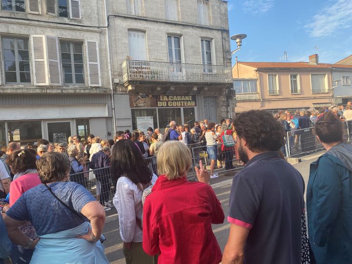 Les festivaliers font la queue devant le complexe CGR à Angoulême, le 29 août, pour une séance du Festival du film d'Angoulême. (FG/FRANCEINFO)