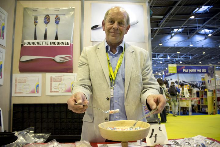 Daniel Jeandot pr&eacute;sente sa "fourchette incurv&eacute;e" &agrave; la Foire de Paris, le 7 mai 2014. (MATHIEU DEHLINGER / FRANCETV INFO)