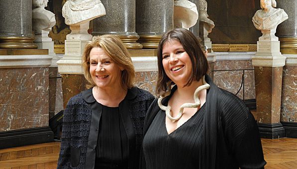 Joana Vasconcelos (à gauche) et Catherine Pégard, la présidente du château de Versailles (à droite)
 (Photo Valérie Oddos / FTV)