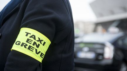 Un taxi manifeste à la porte Maillot, à Paris, le 28 janvier 2016. (JULIEN PITINOME / NURPHOTO / AFP)