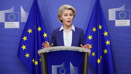 La présidente de la Commission européenne, Ursula von der Leyen, s'exprime depuis Bruxelles (Belgique), le 22 février 2022. (JOHANNA GERON / POOL / AFP)