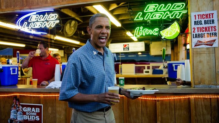 Le pr&eacute;sident am&eacute;ricain Barack Obama appr&eacute;cie la bi&egrave;re locale &agrave; la foire annuelle de Des Moines, dans l'Iowa (Etats-Unis), le 13 ao&ucirc;t 2012. (JIM WATSON / AFP)