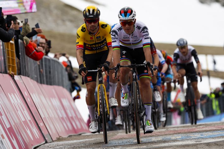 Remco Evenepoel (à droite), ici à la lutte avec Primoz Roglic, va devoir composer avec une équipe moins expérimentée que celle du duo Roglic-Vingegaard. (LUCA BETTINI / AFP)