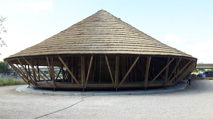 Un temple en bambou, conçu par l'architecte Simon Velez, accueille à Arles, l'exposition "Contemplation" de Matthieu Ricard. (ANNE CHEPEAU / RADIO FRANCE)