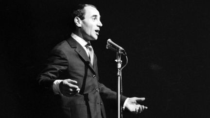 Le chanteur Charles Aznavour se produit à Paris sur la scène de l'Alhambra où il a fait une rentrée triomphale le 13 décembre 1960.&nbsp; (AFP)