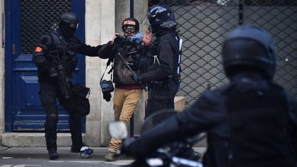 Un photographe est chahuté par des membres des forces de l'ordre, le 2 février 2019 à Bordeaux (Gironde). (GEORGES GOBET / AFP)