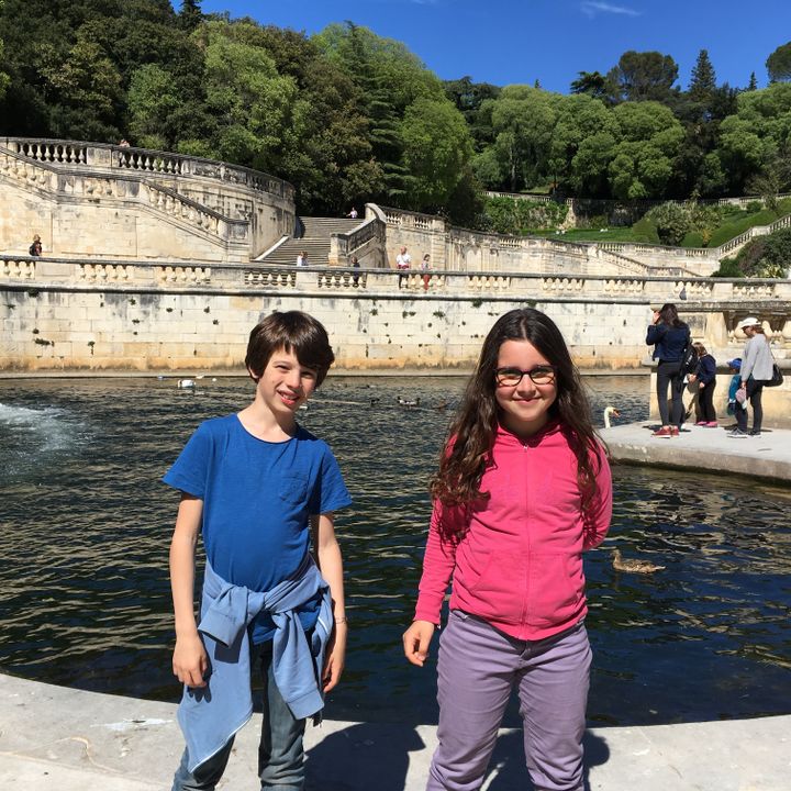 Paul et Mathilde dans les jardins de la Fontaine. (INGRID POHU / RADIO FRANCE)