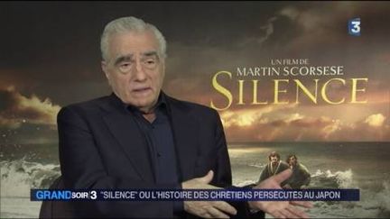 Martin Scorsese devant l'affiche de son film, Silence (France 3)