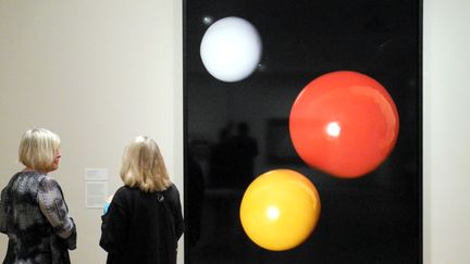 Des visiteurs près d'une œuvre de l'artiste iranienne&nbsp;Shirana Shahbaz au&nbsp;Museum of Modern Art (MoMA), de New York, le 6 février 2017. (JOHANNES SCHMITT-TEGGE / DPA / AFP)