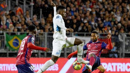 Bamba Dieng lors du match nul de l'Olympique de Marseille sur le terrain du Clermont Foot 63, dimanche 31 octobre, face à Clermont. (JEAN-PHILIPPE KSIAZEK / AFP)