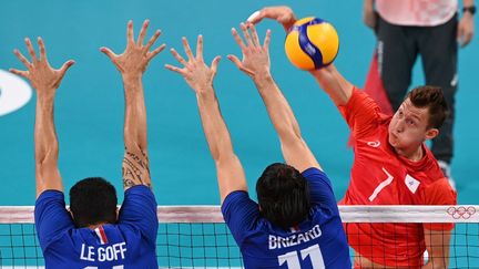 Dmitry Volkov à l'attaque face aux Français Nicolas le Goff et Antoine Brizard, lors de la finale olympique à Tokyo, le 7 août 2021. (JUNG YEON-JE / AFP)