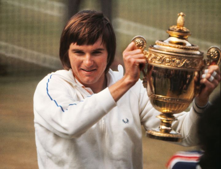 Jimmy Connors soulève le trophée de Wimbledon en 1974, quelques semaines après avoir manqué Roland-Garros. (COLORSPORT/SIPA)