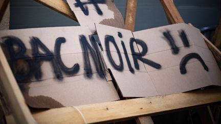 Des lycéens se sont rassemblés le 5 mai 2021 devant le lycée Montesquieu à Bordeaux pour demander l'annulation des épreuves en présentiel du baccalauréat. (STEPHANE DUPRAT / HANS LUCAS / AFP)