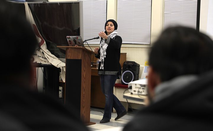 La militante Asma Elhumi dirige l'atelier 