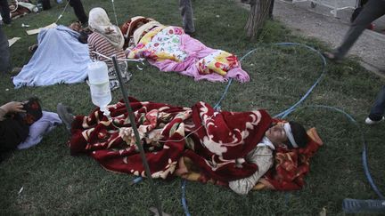 A Ahar, dans le nord-ouest de l'Iran. des victimes sont allong&eacute;es &agrave; m&ecirc;me le sol dans la cour de l'h&ocirc;pital. (KAMEL ROUHI / AP / SIPA)