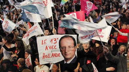 Des militants r&eacute;unis au Bourget avant le discours du candidat socialiste Fran&ccedil;ois Hollande, le 22 janvier 2012. (GONZALO FUENTES / REUTERS)