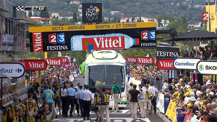 L'arrivée de la première étape a été perturbée par un bus de la formation Orica.