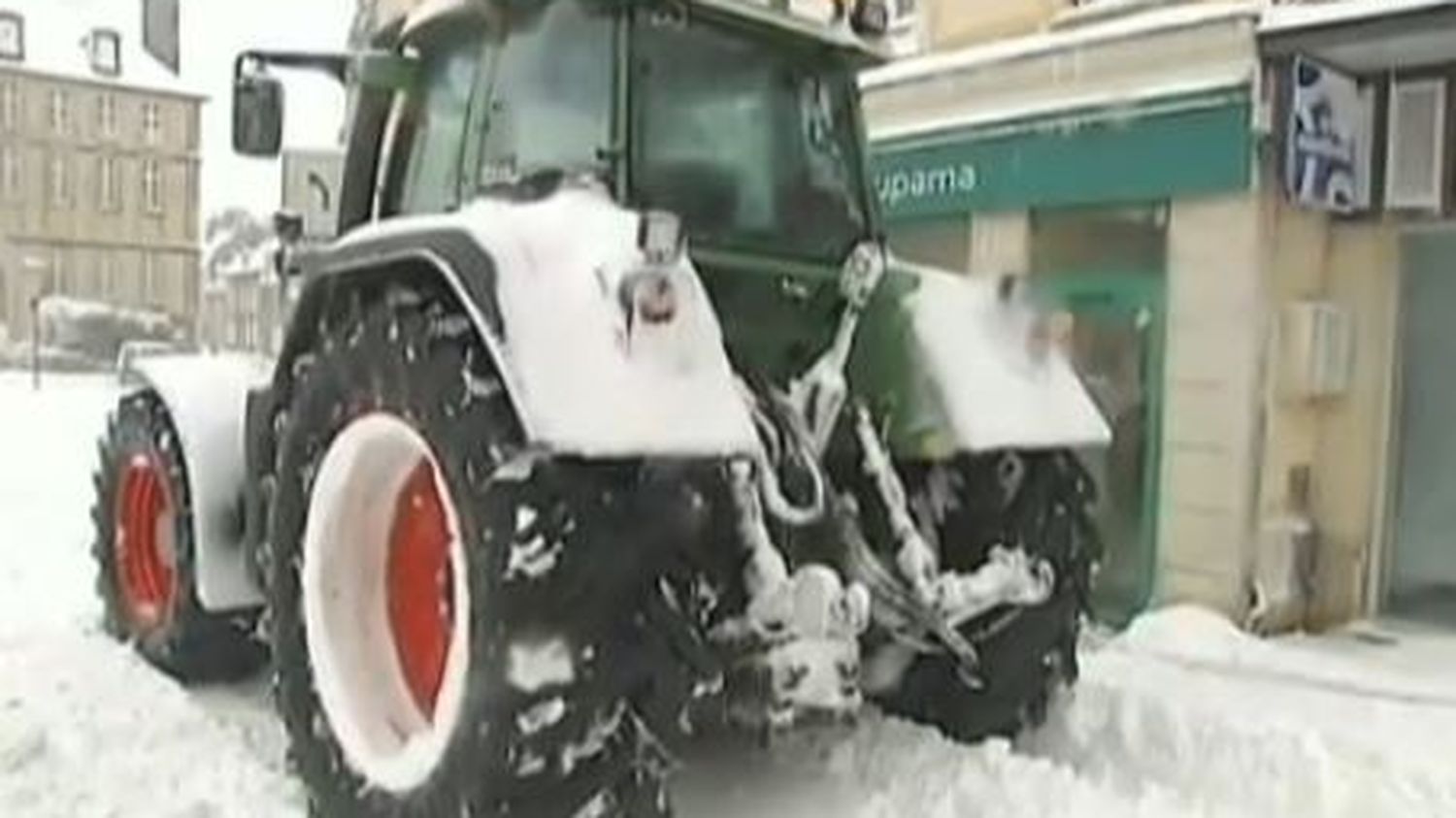 VIDEO. La ville de Bayeux paralysée par la neige