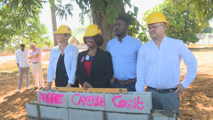 La pose de la première pierre a eu lieu ce matin (15 octobre) sur le lieu du futur emplacement du casino-théâtre de Cayenne. (Abel Parnasse)