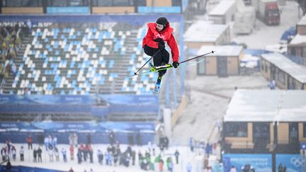 Le Français Kevin Rolland en pleine évolution lors des qualifications de halfpipe de ski freestyle, le 17 février 2022, aux Jeux olympiques. (MARCO BERTORELLO / AFP)