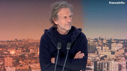 Le comédien Stéphane Freiss incarne au théâtre le professeur John Keating dans la pièce "Le Cercle des poètes disparus" (FRANCEINFO / RADIO FRANCE)