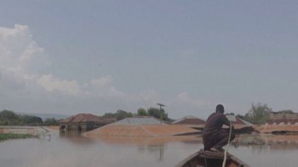 Au Nigeria, 500 personnes sont mortes dans des inondations historiques qui frappent le pays ces dernières semaines.&nbsp;Près d'1,5 million d'habitants ont&nbsp;été forcés&nbsp;à fuir leurs foyers dans le sud-est du pays. (FRANCEINFO)