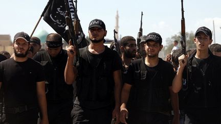 Un groupe d'islamistes aux fun&eacute;railles d'un combattant anti-r&eacute;gime pr&egrave;s d'Alep, en Syrie, le 17 septembre 2012. (REUTERS)