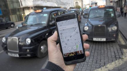 L'application de réservations de VTC Uber, à Londres, le 10 novembre 2017. (SIMON DAWSON / REUTERS)