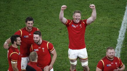 Les joueurs du Pays de Galles f&ecirc;tent la victoire sur le terrain de l'Angleterre, le 26 septembre 2015 &agrave; Twickenham (Londres).&nbsp; (ADRIAN DENNIS / AFP)