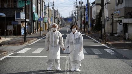 Un couple d'habitants exil&eacute;s de Namie revient nettoyer sa maison, deux ans apr&egrave;s la catastrophe de Fukushima (Jamon) (MAXPPP)