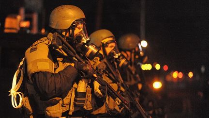 Des forces de l'ordre sont d&eacute;ploy&eacute;es &agrave; Ferguson, dans le Missouri (Etats-Unis), le 18 ao&ucirc;t 2014. (MICHAEL B. THOMAS / AFP)