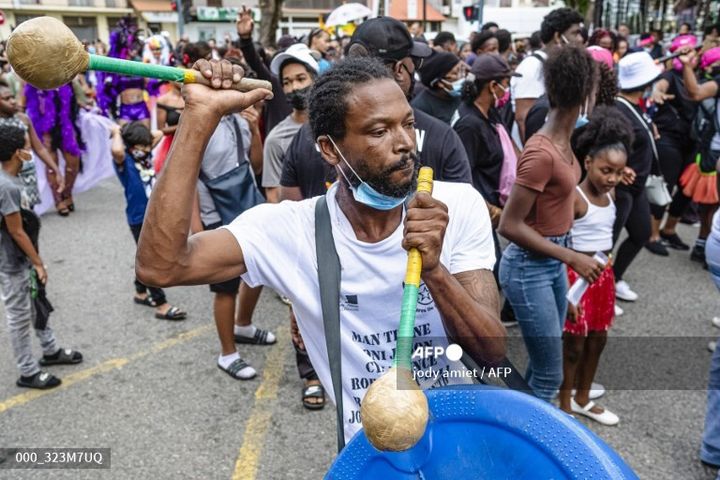 Un musicien du groupe carnavalesque "New cocoy band" à Cayenne (20 février 2022) (JODY AMIET / AFP)