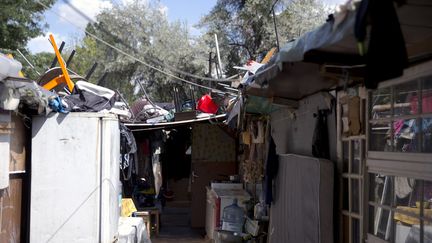 Un bidonville à La Courneuve (Seine-Saint-Denis), le 14 août 2015. (KENZO TRIBOUILLARD / AFP)