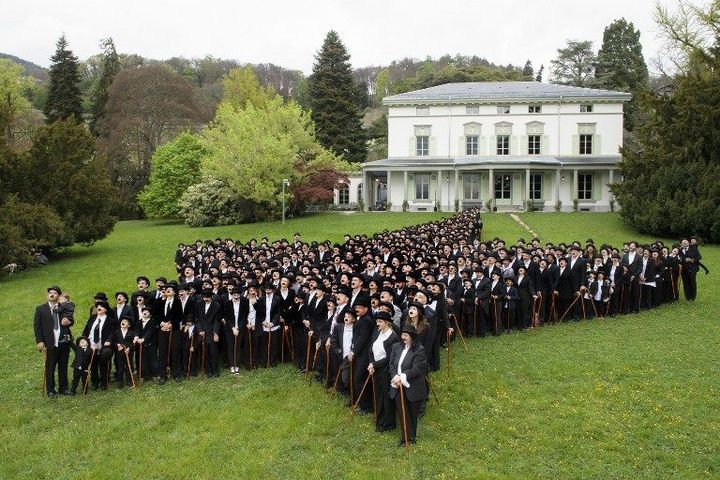 662 personnes déguisées en Charlot en Suisse pour le premier anniversaire de Chaplin's World, le seul musée dédié à Charlie Chaplin, à Corsier-sur-Vevey, dans l'ouest de la Suisse (16/04/2017) 
 (Richard Juilliart / AFP)