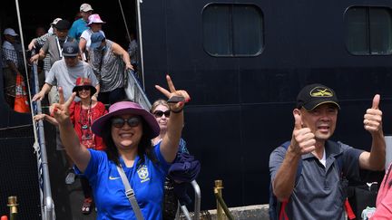 Les passagers du "Westerdam" débarquent à Sihanoukville, au Cambodge, le 14 février 2020. (TANG CHHIN SOTHY / AFP)