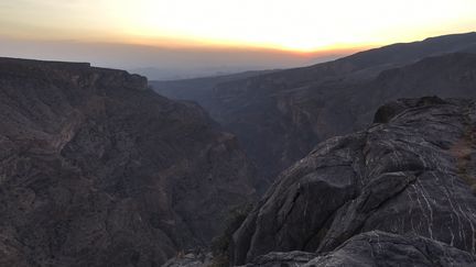 Le massif désertique du Hajar, à Oman. (JÉRÔME VAL / FRANCE-INFO)