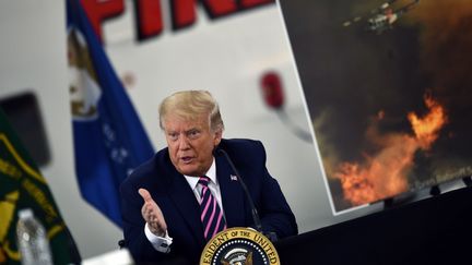 Donald Trump lors de sa prise de parole sur les feux en Californie, le 14 septembre 2020 à l'aéroport de Sacramento. (BRENDAN SMIALOWSKI / AFP)