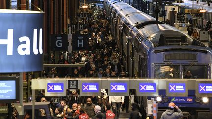 Des usagers des trains régionaux de la SNCF à la gare de Lyon, à Paris, le 12 décembre 2019, pendant la grève contre la réforme des retraites. (BERTRAND GUAY / AFP)