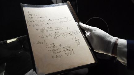 Une page du manuscrit d'Einstein, à Paris le 22 novembre 2021. (ALAIN JOCARD / AFP)