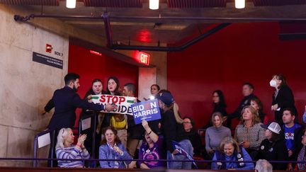 Pro-Palestinian protesters with signs during a speech by Joe Biden on January 23, 2024 in Manassas, Virginia (United States).  (ANNA MONEYMAKER / GETTY IMAGES NORTH AMERICA / AFP)