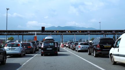 Un bouchon sur l'A9 à l'approche d'un péage à hauteur de Lyon (Rhône), le 24 août 2018. (MAXPPP)