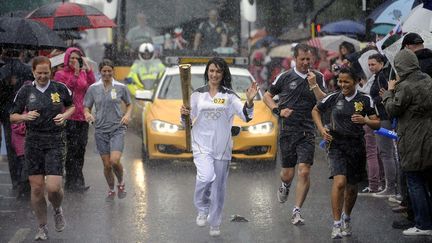 La torche olympique lors de son passage &agrave; Southend-on-Sea, dans l'Essex (sud-est de l'Angleterre), le 6 juillet 2012. (BEN BIRCHALL / LOCOG / AP / SIPA )