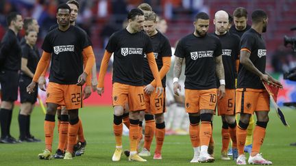 Les joueurs des Pays-Bas dont Memphis Depay (troisième en partant de la gauche) ont revêtu un maillot pour soutenir les travailleurs sur les chantiers des stades du Mondial au Qatar, samedi 27 mars face à la Lettonie. (PETER DEJONG/AP/SIPA / SIPA)