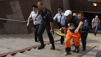 Un m&eacute;tro a d&eacute;raill&eacute;, le 15 juillet 2014, &agrave; Moscou (Russie), faisant au moins dix morts et plus de cent bless&eacute;s.&nbsp; (SERGEI KARPUKHIN / REUTERS)