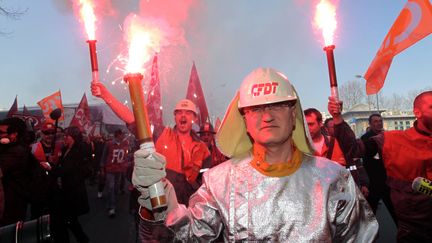 Environ 200 salari&eacute;s de l'usine ArcelorMittal de Florange (Moselle) ont manifest&eacute; &agrave; Paris,&nbsp;jeudi 15 mars 2012. (KENZO TRIBOUILLARD / AFP)